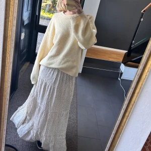 Blommig långkjol - Jättesnygg lågmidjad långkjol från Brandy Melville💖 Är i ett bra skick ser dock mörkare ut på bilderna men ljuset var dåligt☀️ Nypris var cirka 400 men säljer för 250💖