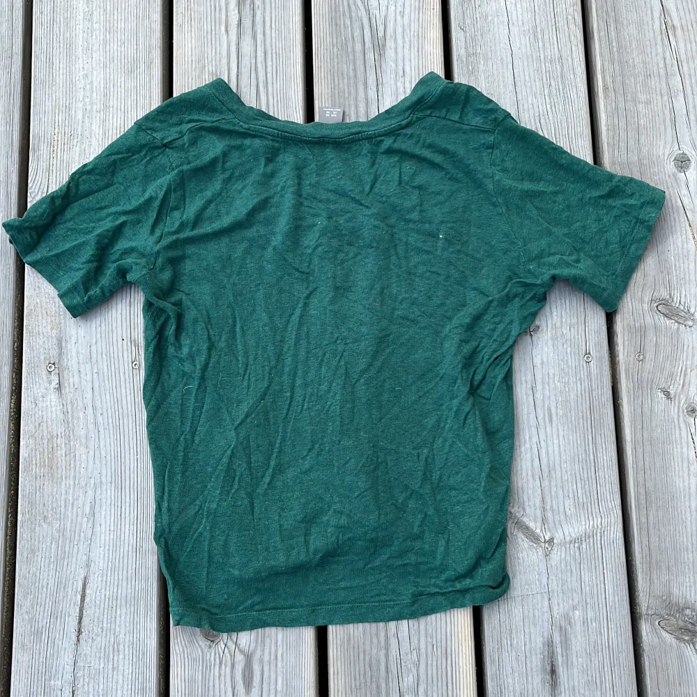 En basic mörkgrön v-ringad t-shirt från Lindex i storlek XS! Skulle dock säga att den är mer av en S 💞 . T-shirts.