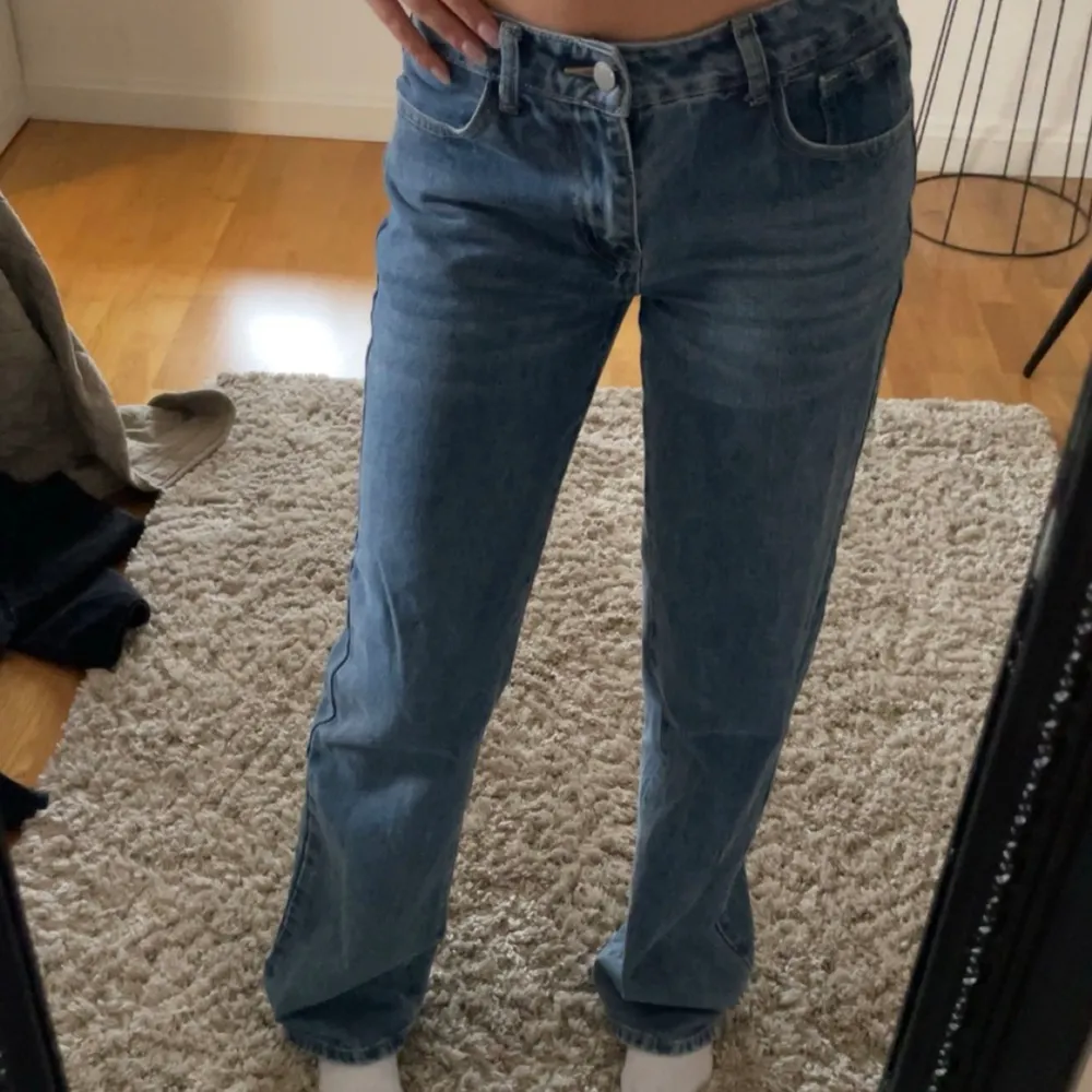 Raka lågmidjade jeans i storlek xs köpt på loppis💕 Använt flitigt för några år sen, men inte använt på länge.. Farkut & Housut.