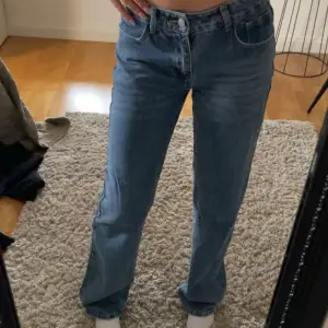 Raka lågmidjade jeans i storlek xs köpt på loppis💕 Använt flitigt för några år sen, men inte använt på länge.