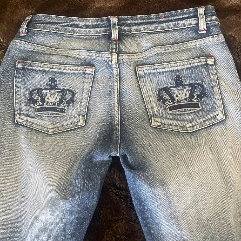 Fina victoria beckham liknande jeans, bootcut och lowwaist 🙏 Midemått 40 cm innerbensmått 83 cm, Jag är 163. Tryck gärna köp nu . Jeans & Byxor.