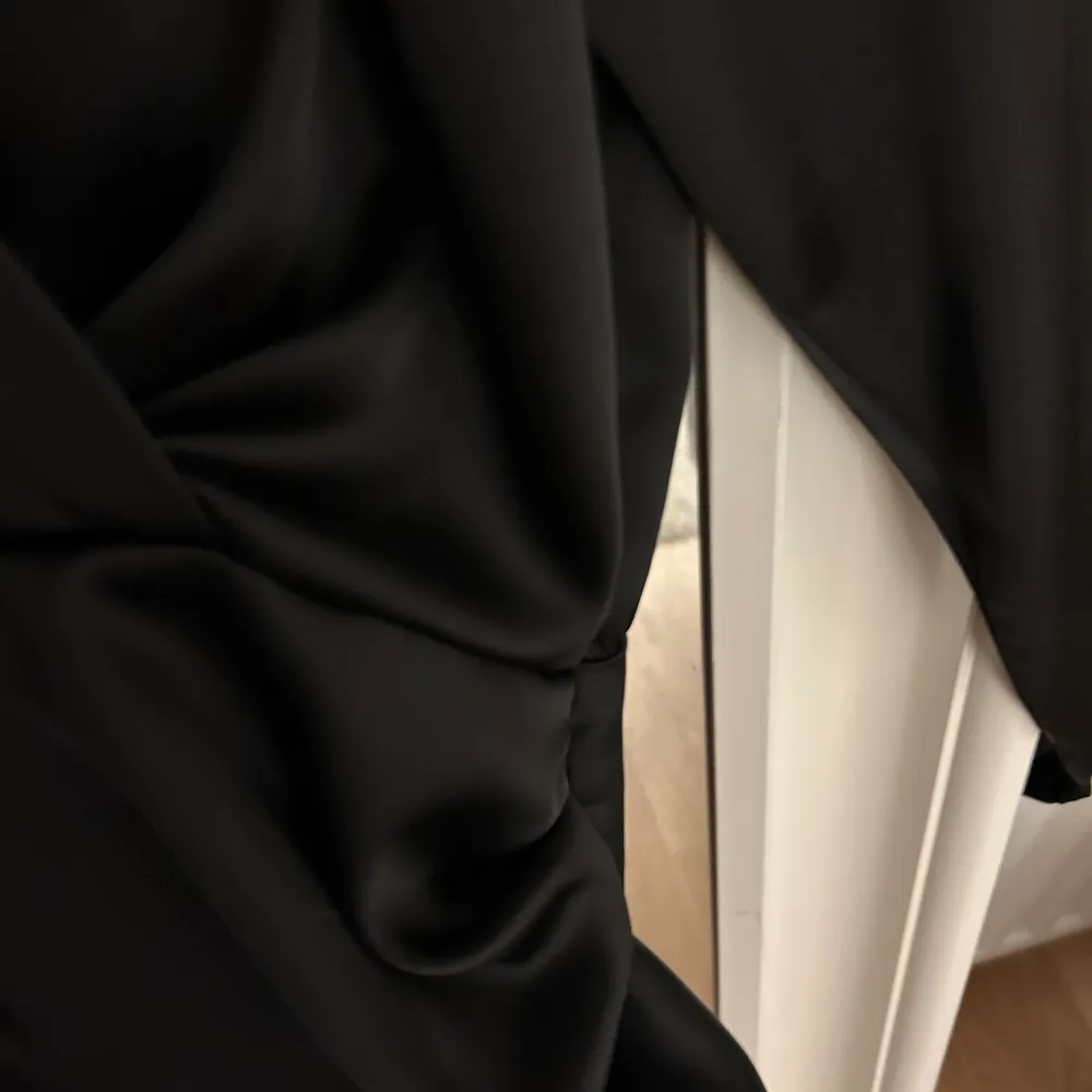 Fin svart kostym/fin klänning ifrån zara. Säljer då den inte används. Lapp finns kvar. . Klänningar.
