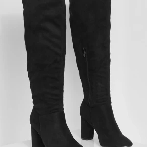 Knähöga klackskor, stövlar - Helt sprillans nya endast testade!! Svarta klackar i mocka med ca 8cm hög klack! Nypris är 600kr så mitt pris är mycket bättre!💞