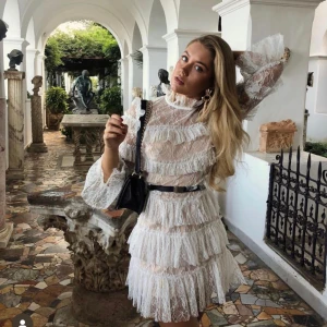 By malina klänning (studentklänning???) - Har bytt ut underklänningen mot en vit   bandeauklänning då jag ej gillade att den var beige.Tycker den är finare så men då är den ej ”orginal”.  Därav priset. Köpt för 2500 kr 