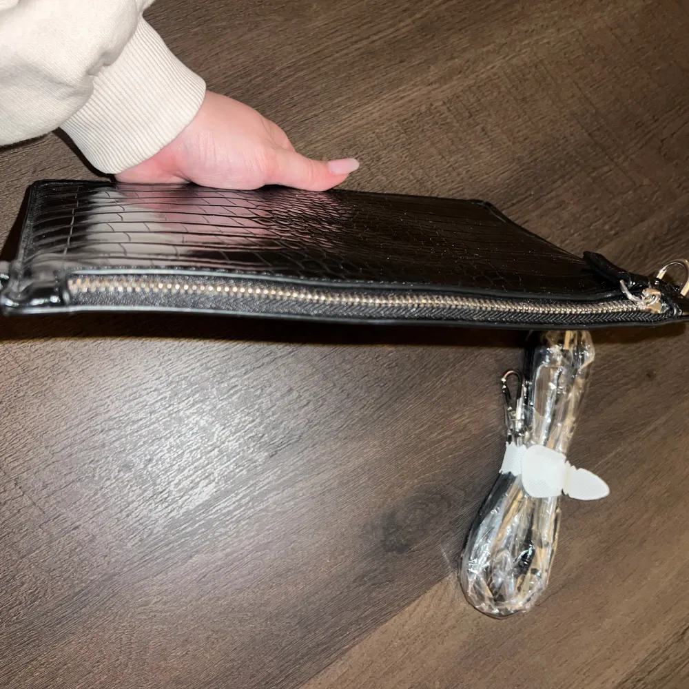 Väska/clutch från Carin Wester Aldrig använd. 📷 Säg till om du vill ha fler bilder så fixar jag det. 💸 Vid snabb affär kan ja tänka mig att sänka priset. ✉️ Köparen står för frakten. 📍 Kan mötas upp i Tyresö.. Asusteet.