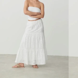 Långkjol från gina - Säljer denna vita långkjol från gina, köpt förra året. Den har blivit använd, därav priset men är fortfarande i gott skick och den enda ”defekten” jag kunde hitta var ett superlitet svart märke längst ner på kjolen (syns på sista bilden)💕💕