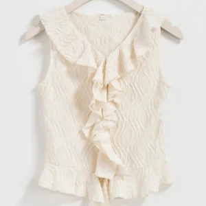 Volangtopp - Säljer denna beiga fina volangtopp ifrån Gina Young. Då den tyvärr inte kommer till användning, den är endast testad. Den är i storlek 158/164, men skulle säga att den passar till en Xs. 💕💕