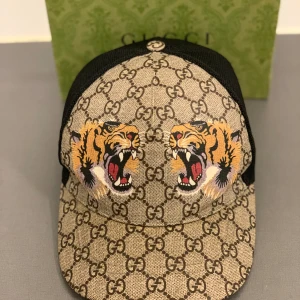 Gucci Tiger Keps - Ny skick kommer med box kvitto tag osv säljer pga den inte passar mig längre ”storlek XS” bara byte mot nya äkta kepsar 