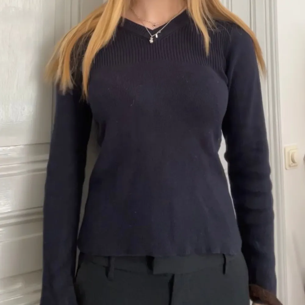V-ringad ribbstickad tröja i storlek S från DKNY jeans. Marinblå och ribbstickad i skönt material. Nypris runt 1000 kr. . Tröjor & Koftor.