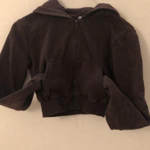 Brun croppad zip up hoodie. Bra skick från H&M 