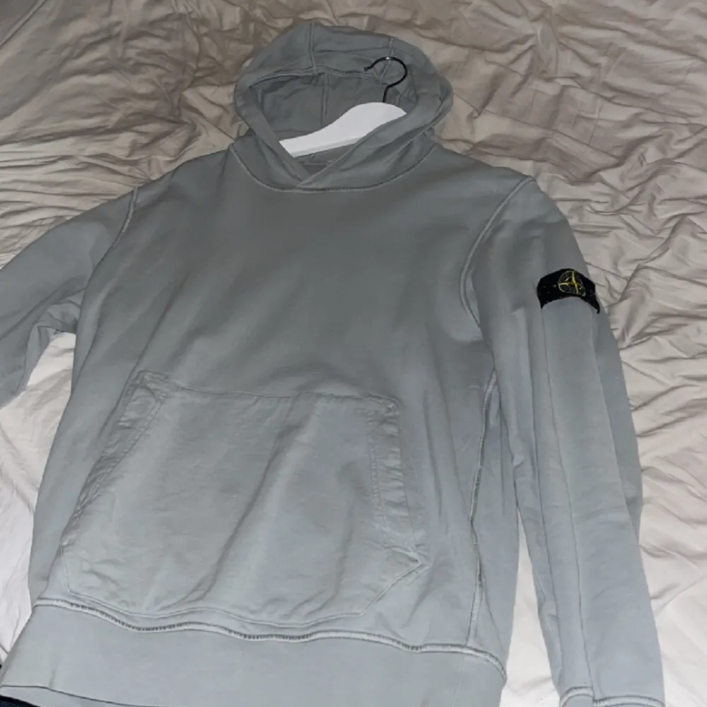 Säljer denna stone island hoodien som är i storlek junior L vilket motsvara storlek S. Hoodies.