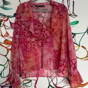 Zara blus  - Snygg blus från Zara endas använd några gånger. 