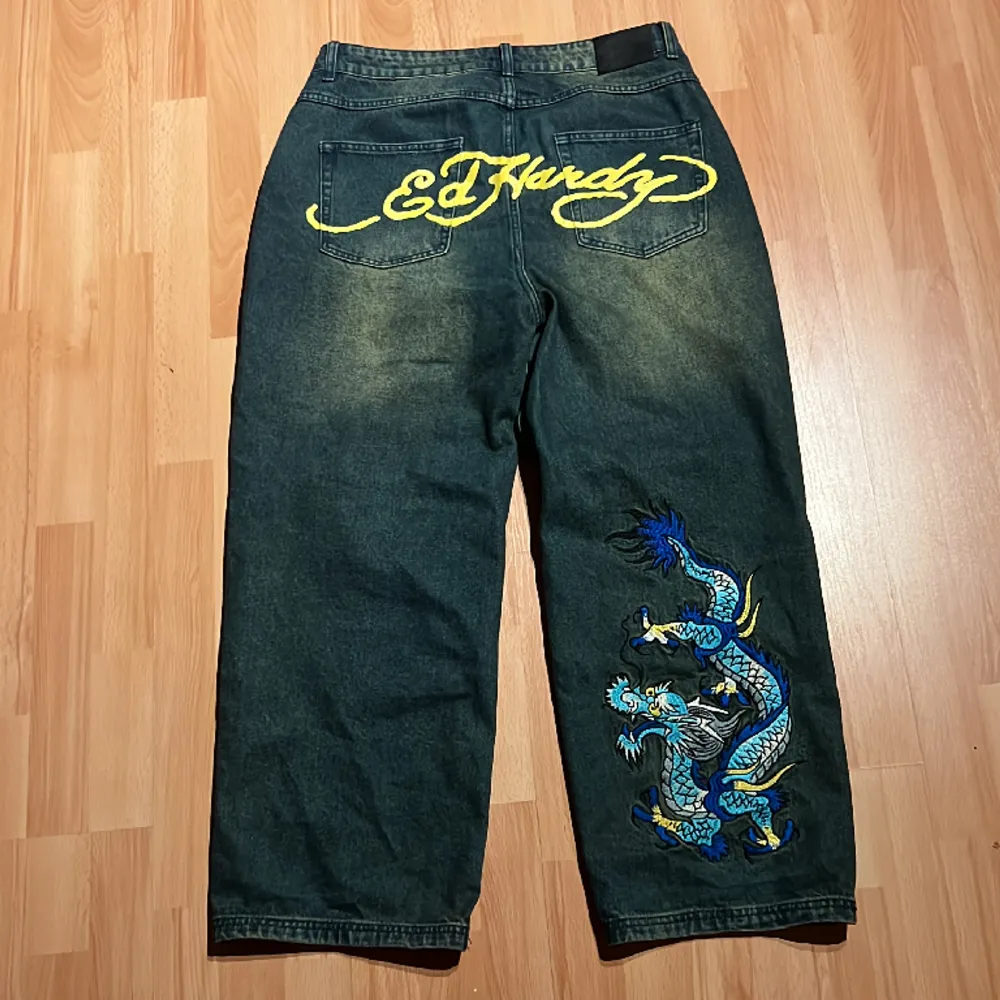Sjuuuka edhardy jeans baggy asf too🤤🤤🙏pm för mått🐊💯pris går diskuteras. Jeans & Byxor.