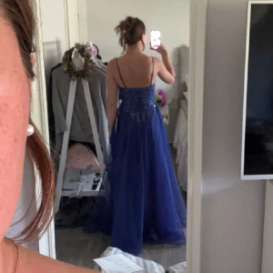 Balklänning!! - Balklänning från jjs house! Använd 1 gång på min egna bal, koboltblå färg med en slits vid benet(kom privat för fler bilder) ☺️ Är 172 Nypris runt 1500, mitt pris 900kr OPS! köparen står för frakten, kan mötas upp i Halland med undantag i norra Skåne 