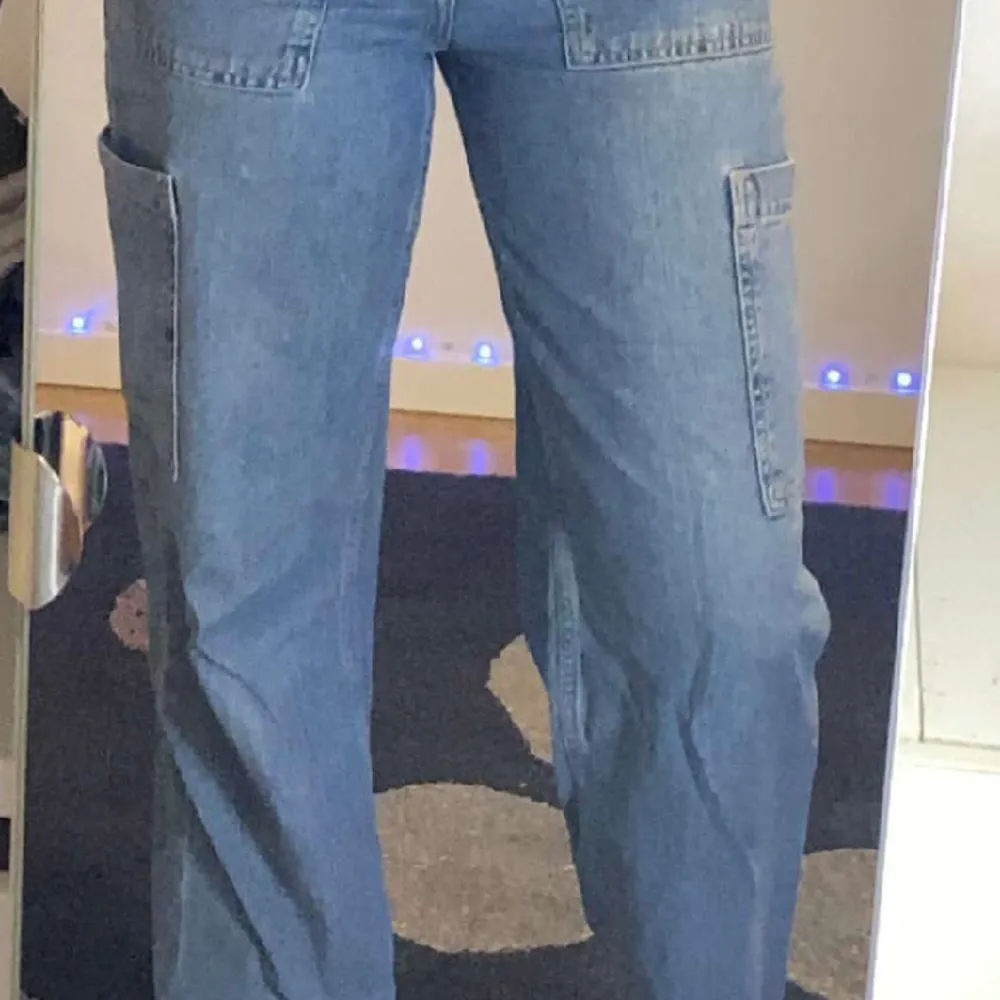Jeans cargos, storleken är 34 men de är stora vid median så det funkar bra för folk som har storlek 36. Jeans & Byxor.