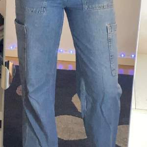 Jeans cargos, storleken är 34 men de är stora vid median så det funkar bra för folk som har storlek 36
