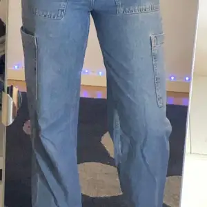 Jeans cargos, storleken är 34 men de är stora vid median så det funkar bra för folk som har storlek 36