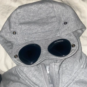 Cp company hoodie prisförslag! - 9/10 skick CLG kod och scan som äkthetsbevis nypris 3300kr mitt pris 1500kr skriv i PM vid intresse!