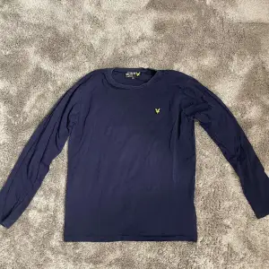 Snygg långärmad lyle&scott tröja i bra skick. Hör av er vid frågor!