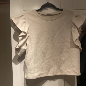 Zara blus  - Sommar blus som knappt är använd. Är i storlek L men passar bra på mig vanligtvis har mindre. Knappt använd och som ny