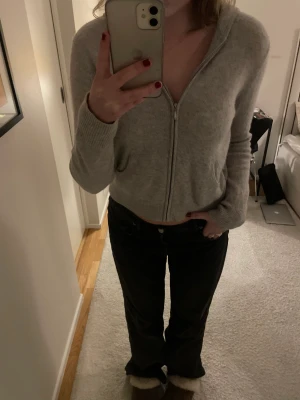 Fromfuture kashmir ziphoodie - Superfin kashmir ziphoodie från from Future i ljusgrå färg. Storlek M men skulle säga att den passar från XS-M då den är kortare i modellen. 100% kashmir. Nypris ca 2500, pris går att diskutera vid snabb affär! Använd fåtal gånger helt utan defekter✨