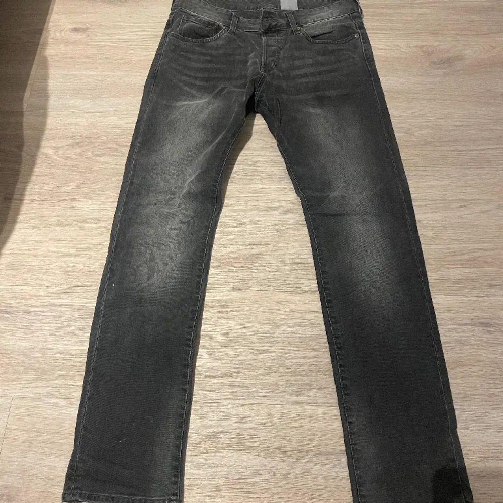 Svart grå Slim fit jeans från hm som är snäppet stora för mig, skicket är 10/10 då dem aldrig kom till användning och de passar dig som är ca 180-190!. Jeans & Byxor.