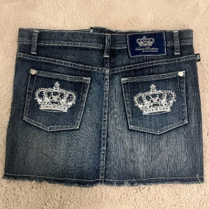 Victoria Beckham Kjol - Säljer min victoria beckham kjol som är för stor för mig. Storlek 36/38 ungefär. I gott skick!❤️