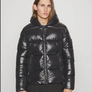 Save The Duck Jacka - Säljer denna svarta jacka (med orange innuti) då jag ej använder längre. Kör för 3000. Passar både killar och tjejer men man kan bara klicka i en.