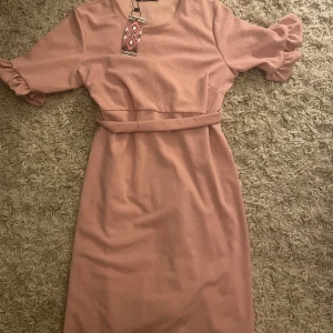 Klänning  - Boohoo klänning helt ny passar en s och m 