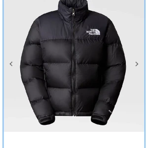 North face jacka - En svart north face jacka. Den har några hål lite här och där, men säljer eftersom jag skaffat en ny jacka💕 Har egna bilder bara att fråga om information. Priset går att diskutera 💕använd gärna köp direkt.