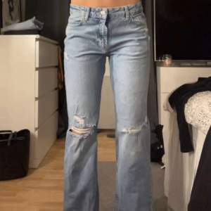Blå Mid waist jeans med slitningar från Zara. Storlek 38. Hör av dig om du har frågor. 