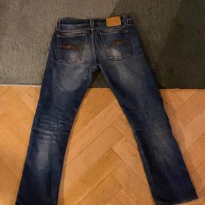 Ett par feta Grish nudie jeans. De är inte använda så mycket, fortfarande bra skick. Byxorna är lite kortare än L32 men fortfarande den storleken.  Vid fler bilder eller funderingar är det bara att höra av sig😁