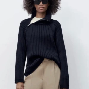 Zara tröja - Säljer en jätte snygg tröja från zara som inte säljs längre och är i nyskick med en drag ljudkabel på axeln