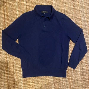 Lawrence Grey långärmad pikétröja - Extremt skön och stilren långärmad piké från Lawrence Grey New York. 100% merinoull, skick: 8/10 använd ett fåtal gånger. Nypris:1099kr mitt pris 399, priset kan diskuteras. Vill även tillägga att det är skugga på första bilden och inte en stor fläck