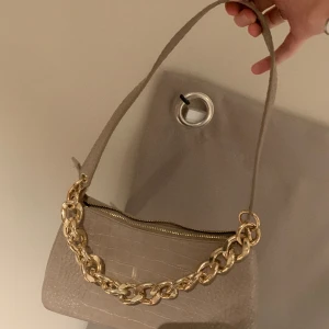 Handväska - Bra skick, går att ta bort guldkedjan om man vill