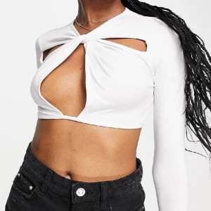 Vit cropad topp med cut outs.  - Vit gropar topp med cut outs. Använd en gång!