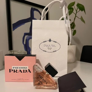 Prada Paradoxe - Köpt på Prada i Stockholm för 1600kr. Lite använd, märkt på sista bilden