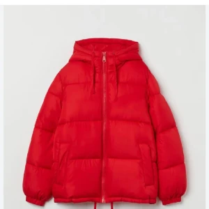 Jacka hm - Röd jacka från hm, säljer då den inte kommer till användning längre.💓 den är i fint skick men finns en defekt på ena underarmen ( se bild 3) pris går att diskutera!!💗