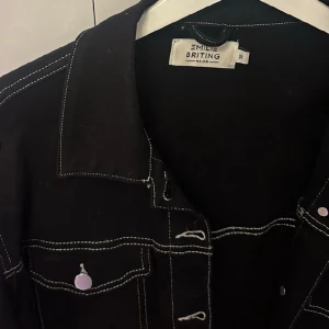 NA-KD jacka  - Säljer min jacka från NA-KD i storlek 38, använt fåtal gånger 