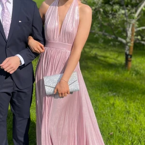 Balklänning - Balklänning i storlek S💕lite lång för mig som är 165cm, jag hade klackar och då blev den bra💕