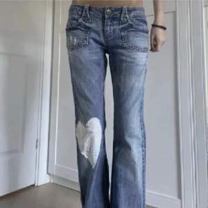 Så sjukt snygga lågmidjade jeans med unika fickor och detaljer⭐️Midjemått: 40 Innerbenslängd: 81💗