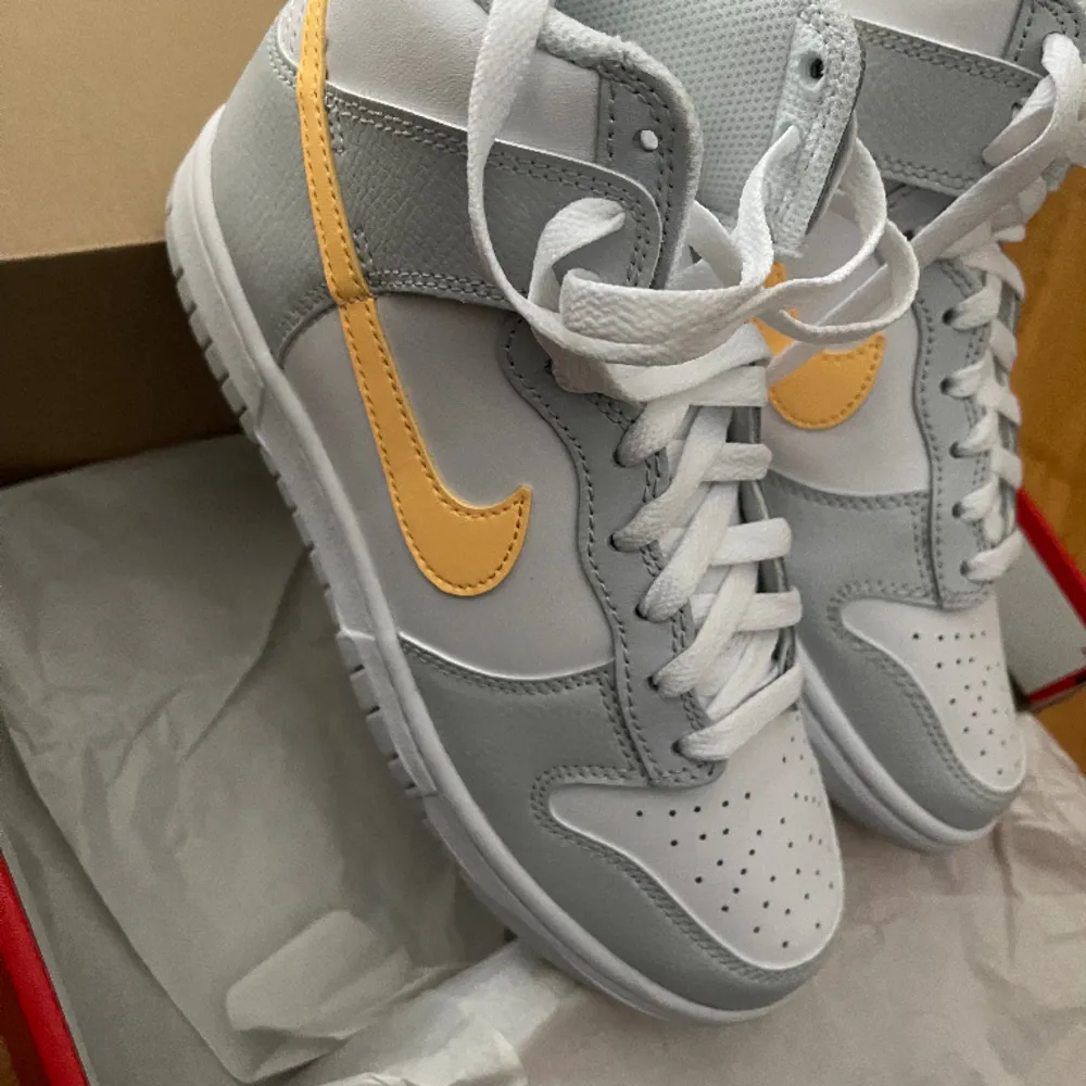 Säljer helt nya Nike Dunk High i storlek 38.  Kvitto finns. Går ej att gör arbetar i butik, eftersom lappen på kartongen är borta och butiken kan inte ta emot skorna då.. Skor.