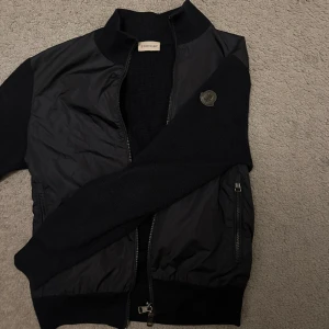 Moncler jacka/ kofta  - Hej säljer en moncler kofta/ jacka pga förliten för mig nu. Storlek M 