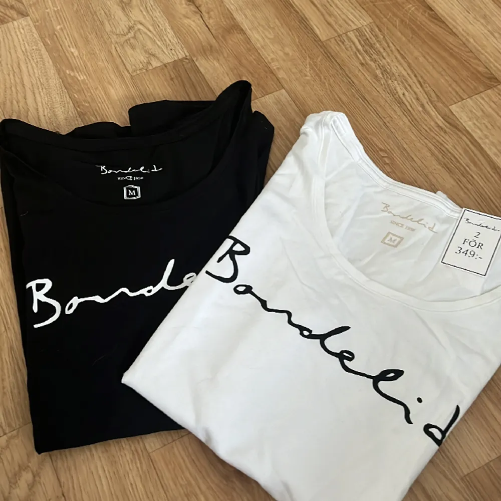 2 Bonelid tröjor i svart och vitt  Köpta på MQ  Storlek M . T-shirts.