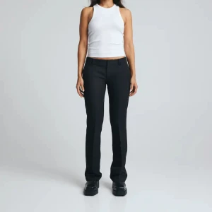 vera kostymbyxor med slits - bikbok kostymbyxor med låg midja och slits i storlek 40 men passar 38. använda ca 3 gånger och är i perfekt skick