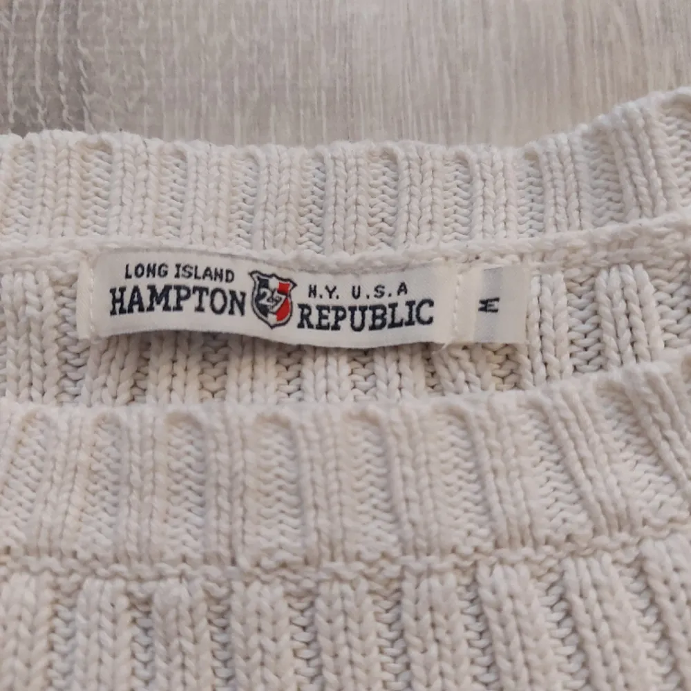 En stickad tröja från Hampton 27 republic i stl M. Nyskick, orginalpris ca 200-300kr, mitt pris 60kr+frakt. Skriv priv vid intresse eller frågor🫶🏼. Stickat.