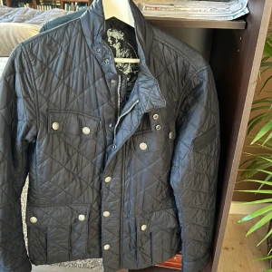 Barbour jacka - Säljer nu min fina barbour jacka i storlek M jätte fint skick