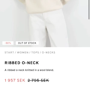 Slutsåld soft goat tröja - Säljer en av mina favvo tröjor, så fin och perfekt basplagg. Helt slutsåld och kostade 2000 på rea! Säljer för 1000, några fläckar på bilden men har fått bort alla sant nopprat den, har fler bilder💕