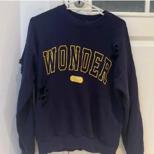 Distressed crewneck  - En mörkblå tröja med en distressed look🥰 Jättesnygg och kan bli stylead på ett coolt sätt! Tröjan är även lite oversized och i storlek S men passar även M