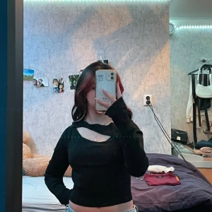 Långärmad tröja med cutout  - Långärmad tröja i stretchigt material, använt 1 gång, då den är för lång i ärmarna💗   Tvätt: 40 grader Material: 50% viskos 50% polyester 